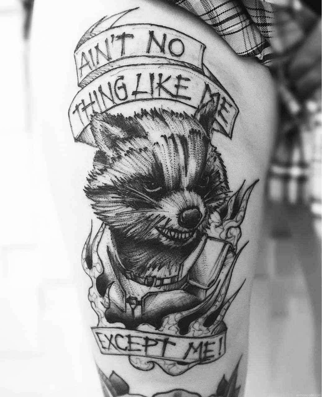 tatuaje de rocket raccoon en brazo marvel